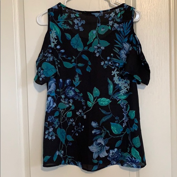 Flowy, Flutter-Sleeved Cold Shoulder Top - Picture 4 of 7